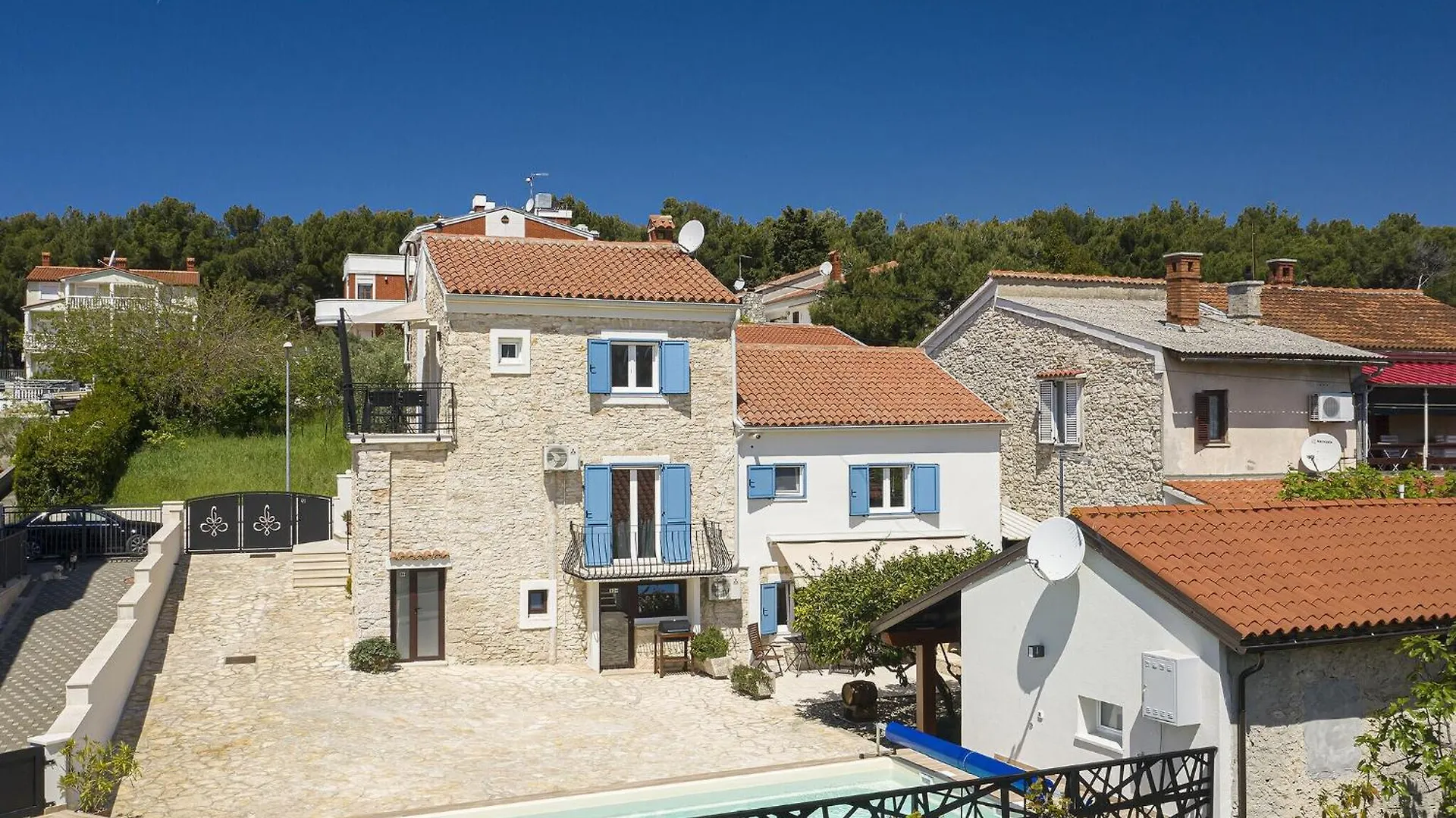 Apartment With Swimming Pool And Private Terrace Pula