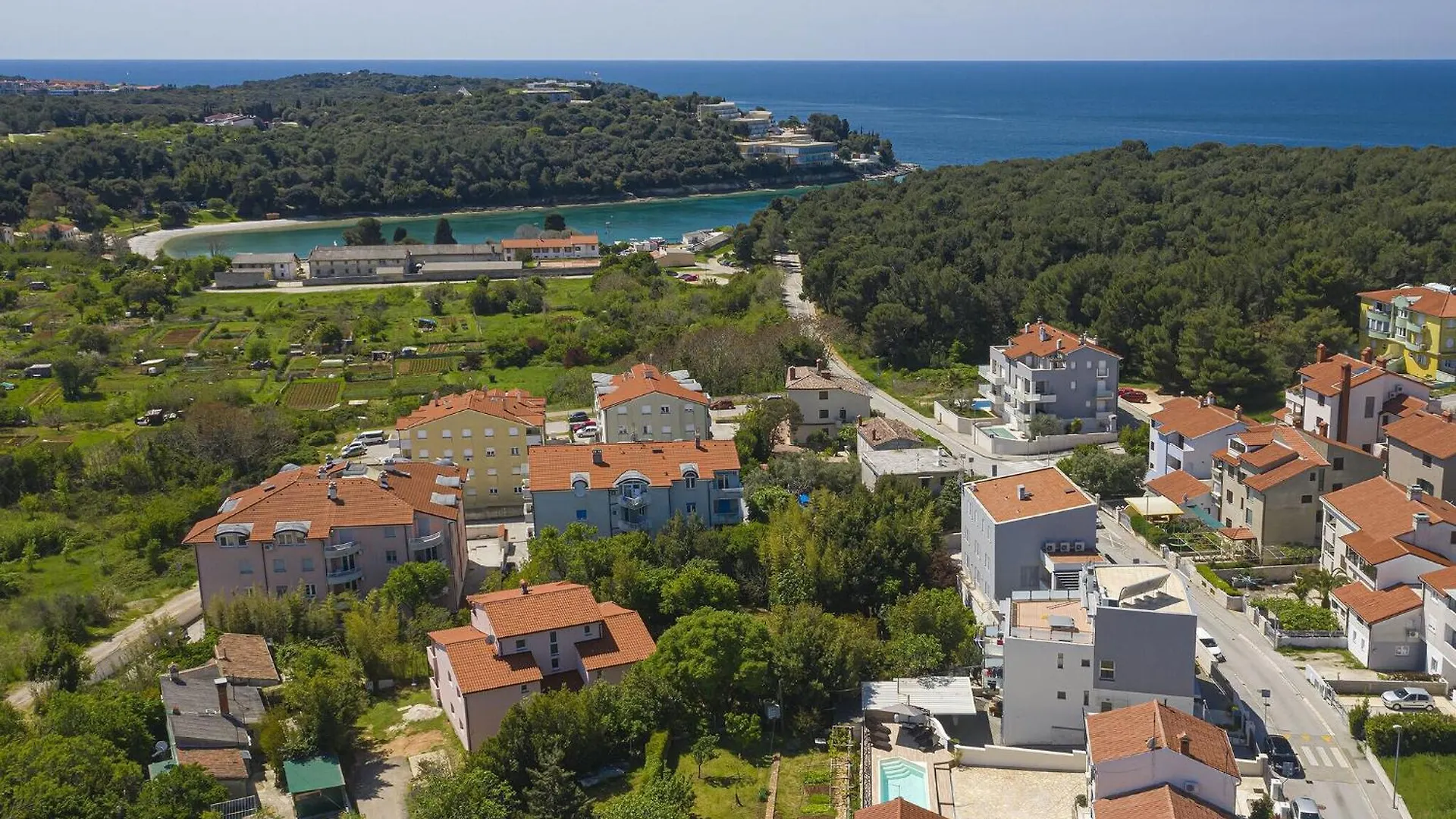 Apartment With Swimming Pool And Private Terrace Pula